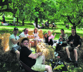 Tolle Stimmung beim Picknick auf dem Morgenstern: Gelungener Start in die Kirschensaison. (Bild: zVg.)