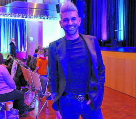 Ben Hyven, «The Rockstar of Magic», sorgte im Reinacher Saalbau für so manch eine verblüffende Überraschung. (Bild: lo.)