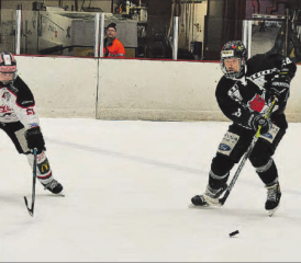 Red Lions Center Marco Vogt (rechts) steuerte einen wichtigen Treffer zum 6:3-Derbysieg bei. (Bild: Roland Jaus)