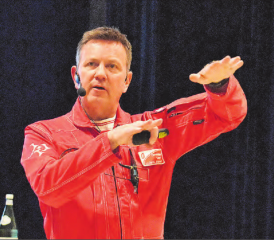 Nils Hämmerli, Kommandant der Patrouille Suisse ermöglichte in der Gontenschwiler Mehrzweckhalle einen interessanten Einblick hinter die Kulissen. (Bild: hg.)