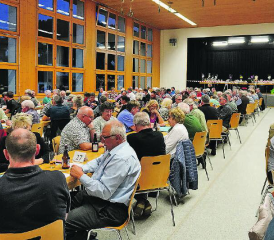Die Turnhalle Walde war richtig voll. (Bilder: mek)
