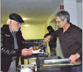 Er hatte den Geschmack der Anwesenden getroffen: Fritz Morgenthaler teilte sein ausgezeichnetes Chili eigenhändig aus – und konnte dafür auch viele Komplimente einheimsen.