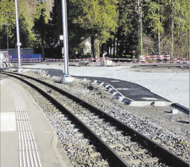 Wie schwarze «Fragezeichen»: Die neuen Fussgängerwege schlängeln sich im Slalom um den Kreisel. Vorsicht! Kinderwagen und Rollstühle könnten in Schräglage geraten! (Bilder: moha.)