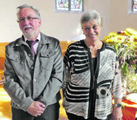 Feierliche Zeremonie: Kirchenpflegepräsident Kurt Hirt setzte Susi Koch als neue Kirchenpflegerin ein. (Bild: zVg.)
