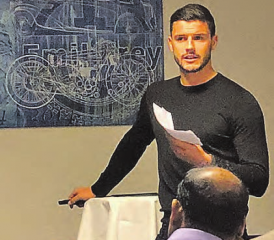 Loris Benito referierte am Elternabend der Emil Frey AG,Autocenter Safenwil. (Bild: zVg.)