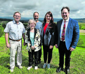 Von links: Daniel Leutwiler, Adelheid Sperling, Gerold Gloor, Vikarin Olga Stepanok und Pfarrer Michael Freiburghaus. Nicht auf dem Bild: Kirchenpflegerin Susanna Aeschimann. (Bild: zVg.)