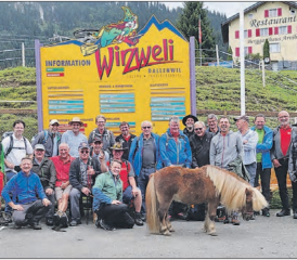 Die Männerriege Rickenbach auf Reisen: Ins Gruppenfoto hatte sich noch ein sympathischer Vierbeiner geschlichen. (Bild: zVg.)