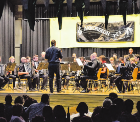Geräuschintensives Grossaufgebot: Die Musikfreunde 1922 Oftersheim e.V traten gemeinsam mit dem Akkordeonorchester YES im Kubus Rickenbach auf. (Bilder: jap.)