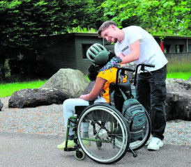 Marlon, erfolgreicher Absolvent als «Fachmann Betreuung EFZ», beim Rundgang mit Klientin.