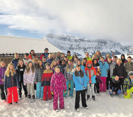 Gontenschwiler Primarschüler im Schneesportlager: Ein Gruppenbild vor der herrlichen Kulisse der Schrattenfluh. (Bilder: zVg.)