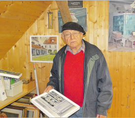 Es ist Abend geworden im Atelier von Fritz Burkhard: Der Kunstmaler sortiert seine Werke und lädt ein zum Besuch im Atelier im Obersteg. (Bild. moha.)