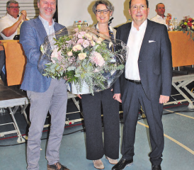 Mit grossem Applaus würdigten Seengerinnen und Seenger die Leistung ihres zu verabschiedenden Ammanns Jörg Bruder (re.).