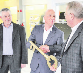 Archivbild März 2017 – Tempi passati: Thomas Steidle (Mitte), sein Vorgänger Otto J. Zeller (rechts) und der damalige Verwaltungsratspräsident Rudolf Würgler haben heute keinen Eingangsschlüssel mehr zum Alterszentrum. (Bild: Remo Conoci/Archiv)