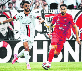 Der FC Aarau hält den Kantonsrivalen aus Baden auf Abstand. Valon Fazliu (links) enteilt dem Badener Davide Giampà. (Bild: Sarah Rölli)