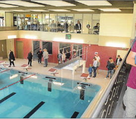 Alles neu und modern: Der Andrang bei der freien Besichtung der für 1,2 Millionen Franken sanierten Badi Entfelden war gross. (Bild: Kaspar Flückiger)