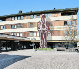 Matterstatue vor dem Müheler Gemeindehaus: Diese wird heute Nachmittag platziert. Der Festakt muss aus bekannten Gründen ausbleiben, aber es gibt Gratisschinken für alle. (Studie: cb.)