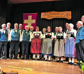 Der Jodlerklub Oberwynental lud zum kurzweiligen Konzertabend in die Mehrzweckhalle Pfeffikon ein. (Bilder: hg.)