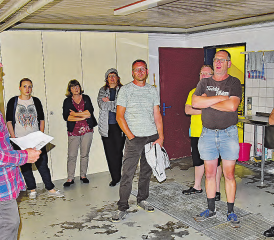 Der Boden der alten Militärküche wird mit einem Steinholzbelag ausgestattet: Der Rundgang führte auch in den Keller des Bottenwiler Mehrzweckgebäudes. (Bilder: aw.)