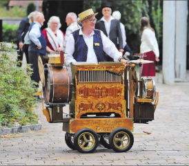 Kurt Huber begrüsste die Besucher schon vor der Kirche. (Bild: rc.)