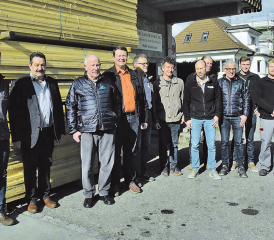 Es war ein geradezu historischer Moment: Alle an der Aussenfassade des Schulhausneubaus in Schöftland beteiligten Handwerker und Firmen trafen sich bei der Flückiger Holz AG zu einem ungezwungenen Apéro. (Bilder: st.)