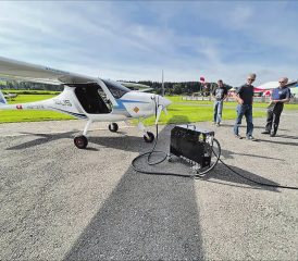 Velis Elektra an der Tankstelle: Nach einer Stunde Ladezeit steht Kapazität für 45 Minuten Flugzeit zur Verfügung. (Bild: zVg.)