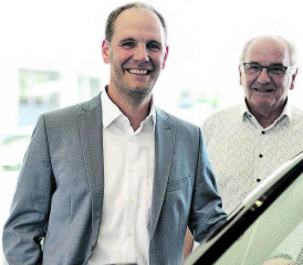 Roman und Hansruedi Faes präsentierten in der Garage Faes in Oberkulm die neusten Elektro- und Hybridfahrzeuge der Marke Citroën. (Bild: dr.)