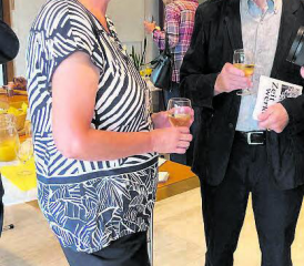 Nach der gelungenen Predigtreihe: Pfarrerin Ruth Schäfer bedankte sich während des Apéros auch bei Schriftsteller Klaus Merz. (Bild: zVg.)