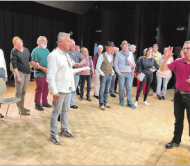 Die Vorbereitungen zur neuen Operette «Gasparone» laufen auf Hochtouren: Der Regisseur Raschid Kayrooz erteilt Instruktionen. (Bild: zVg.)