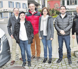 Zufrieden lächelnd stellt sich der Wiliberger Gemeinderat nach Verlassen des Busses am Niklaus-Thut-Platz den Fotografen: Gemeindeammann Patric Jakob, Stephanie Weber-Gloor, Manfred Müller, Petra Grädel, Vizeammann Benedikt Wolf und Fahrer Markus Zinniker v. l. (Bild: aw.)