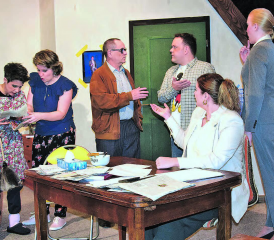 Behauptungen und Diskussionen: Wie soll man in einem solchen Umfeld in Ruhe schreiben können? Erika, Claudia, Konrad, Simon, Melanie und Frau Brandt (v.l.). (Bilder: st.)