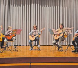 Musikalisches Ensemble in der Aula: Die Darbietungen der Schülerinnen und Schüler waren auf einem erfreulich hohen Niveau. (Bild: zVg.)