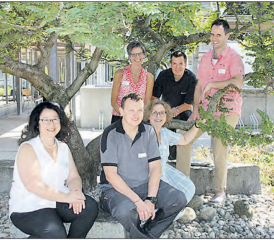 Das aktuelle Kader des regionalen Alterszentrums Schöftland: Bernadette Flükiger, (stehend hinten links) kommuniziert offen mit den Mitarbeitenden. (Bild: zVg.)