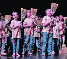 Die Reinacher Schüler der 1c im Schulhaus Breite standen als Zauberlehrlinge auf der Bühne der Alten Reithalle in Aarau. (Bilder: zVg.)