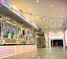 Blick ins Foyer mit den grossen Jahrmarktsorgeln.