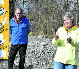 Freuten sich über die gelungene Umgestaltung des ehemaligen Töffparkplatzes bei der Badi Menziken: Gemeinderat Hanspeter Boller und Barbara Gautschi vom Natur- und Vogelschutzverein Menziken-Burg. (Bilder: hg.)