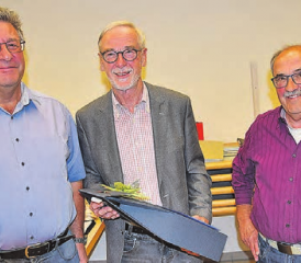 Den Rücktritt versüsst: Vize Ernst Hauri überreicht Werner Hochuli (Bildmitte) ein Geschenk, links der neu gewählte IGLOS-Präsident Rolf Trösch. (Bild: aw.)