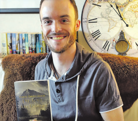 «Die Tore zum Himmel»: Der Dürrenäscher Tobias David Gloor hat einen packenden mittelalterlichen Fortsetzungsroman geschrieben. (Bild: rf.)