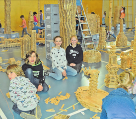 Durchwegs fröhliche Gesichter: Im Hintergrund zeugen die verschiedenen Bauwerke von der grossen Kreativität der 90-köpfigen Kinderschar. (Bild: st.)