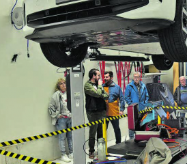 Von der Werkstatt bis zur Waschstrasse: Die Betriebsbesichtigung im Rahmen des Open-House-Anlasses liess nichts aus. (Bild: aw.)