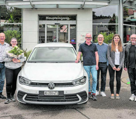Freudige Übergabe des ersten Tombola-Hauptpreises der Gwärbi Schöftland 2024 (v.l.): Hannes Roth jun. (Geschäftsführer Suhre Garage AG), Gewinnerin Valerie Suter, Daniel Brunner (Inhaber Brunner Zimmerei Holzbau GmbH), Reto Hauri (Vorsitzender Bankleitung Raiffeisenbank Reitnau-Rued), Anja Hürzeler (Führungsunterstützung Raiffeisenbank Reitnau-Rued) und Johannes Lehner (OK-Präsident «gwärbisch!»). (Bilder: zVg.)