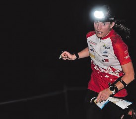 Katrin Müller kämpft sich durch den finsteren Wald. (Bild: Sandro Anderes, zVg.)