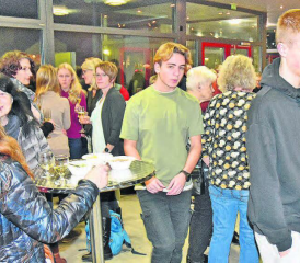 Neujahrsapéro im Foyer der Mehrzweckhalle: Die Holziker geniessen den Apéro. (Bild: aw.)