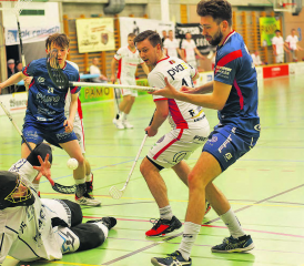 Gemeinsam abgewehrt − Lok-Reinach-Torhüter Leroy Haller erwischt den heran fliegenden Ball. Im Spiel gegen March-Höfe Altendorf musste sich die Hintermannschaft nur zweimal geschlagen geben. (Bild: Roland Jaus)