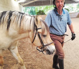 Heilpädagogische Förderung am Ponyhof Schwarzenberg: Der Unterstützungsverein ermöglicht das therapeutische Reiten für Behinderte. (Bild: zVg.)