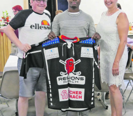 Die designierten, neuen Vorstandsmitglieder: Martin und Marianne Zobrist mit ihrem «Göttibuben» Glody Bonga-Bonga. (Bilder: zVg.)