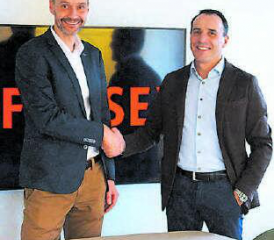 André Muff (rechts) nimmt die Gratulationen von Verwaltungsratspräsident Lukas Herzog entgegen. (Bild: zVg.)