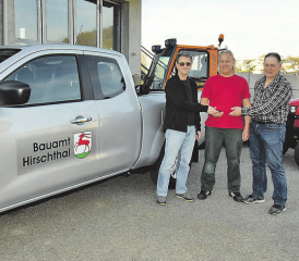 Elegante Fahrt in den Frühling: Mario Vogel, Werner Meyer und Gemeinderat Uwe Essinger (v.l.) anlässlich der Schlüsselübergabe für das neue Fahrzeug des Gemeindebauamtes. (Bild: st.)