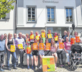 Fast 900 Unterschriften für den Erhalt der Primarschule im Schulhaus Büel: Gruppenbild mit Vertretern der Arbeitsgruppe für deren Erhalt, Schulkinder, wie auch Ressortvorsteherin Bildung, Manuela Jost (3.v.r.) und Rektor Martin Kulli (l.). (Bild: mars.)