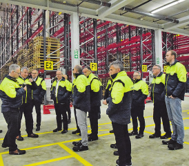 Modernste Technologie und ausgeklügelte Raumgestaltung: Die Einweihungsgäste durften die Tiefkühlhalle bei -25 Grad begutachten und sich von der Effizienz, die hier möglich wird, überzeugen. (Bilder: st.)