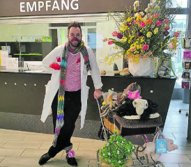 Einmal pro Monat kommt «Humolli» zu Besuch: Bereits bei diesem Anblick schlagen die Herzen im Suhrental Alterszentrum in Schöftland höher. (Bilder: zVg.)